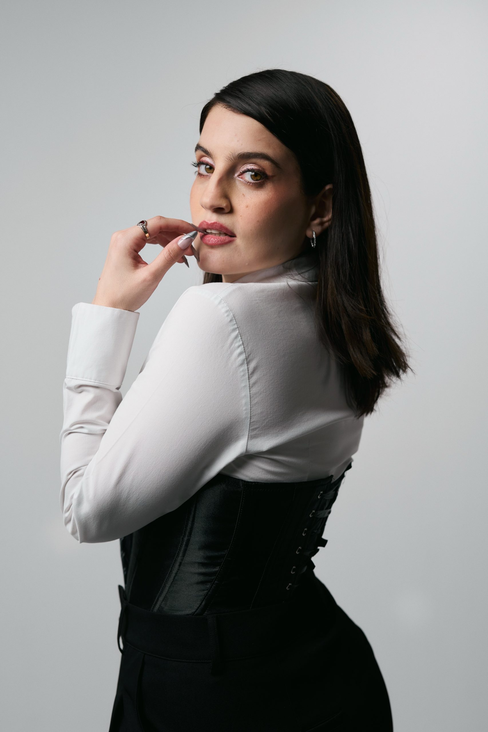 Vania retoma su carrera musical con “No existe”: un regreso desde el corazón