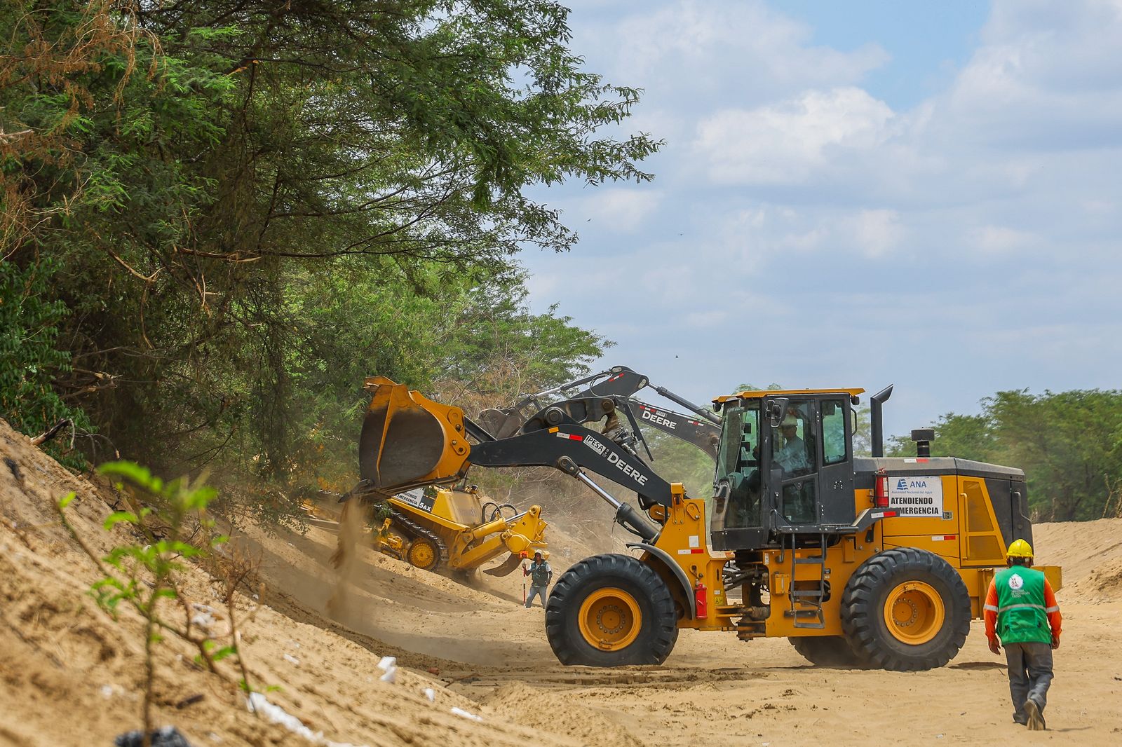 Midagri supervisó limpieza y descolmatación en cauces de ríos y quebradas de Piura