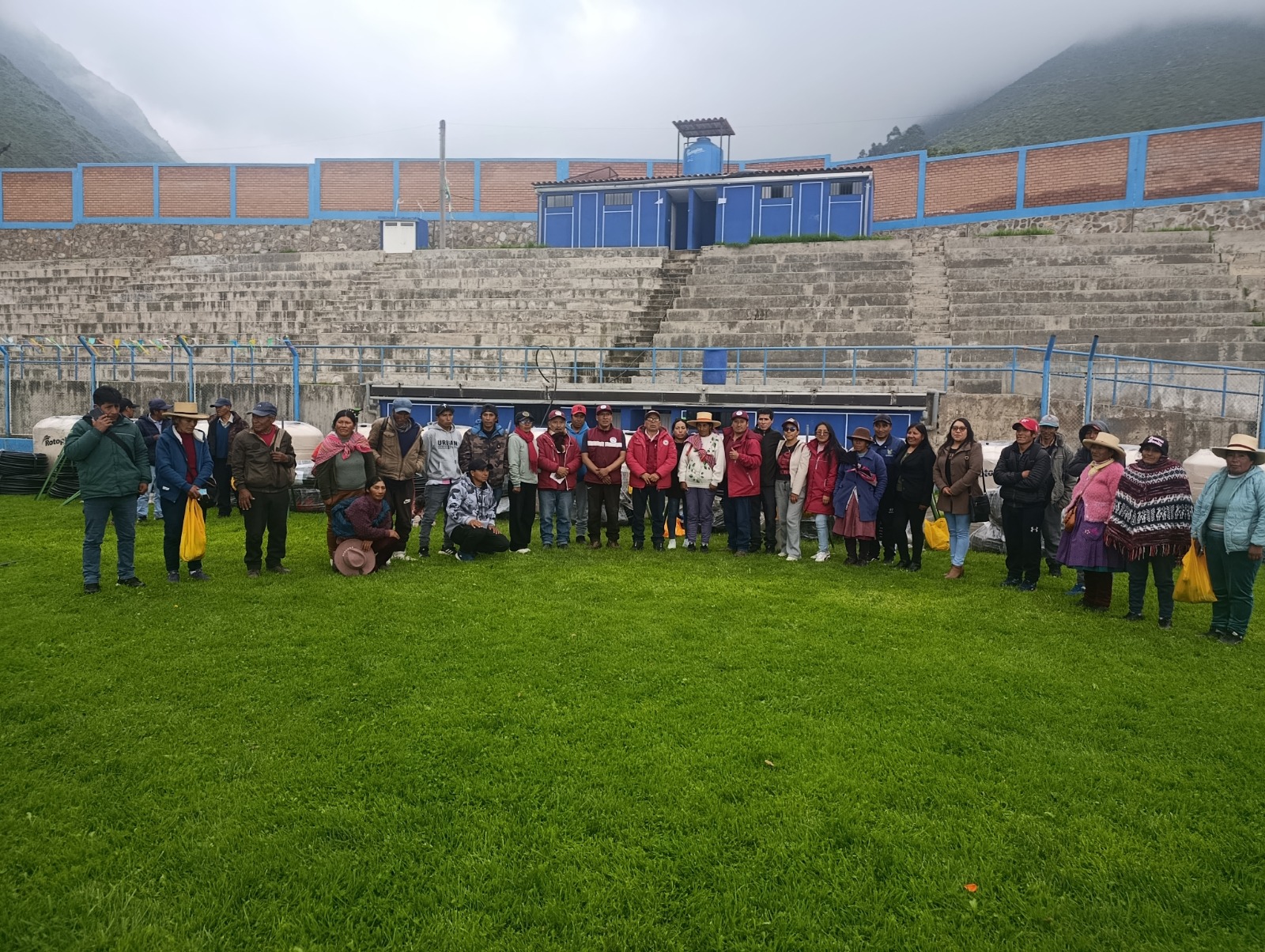 Entregan kits de riego para fortalecer la actividad alpaquera en Huancavelica