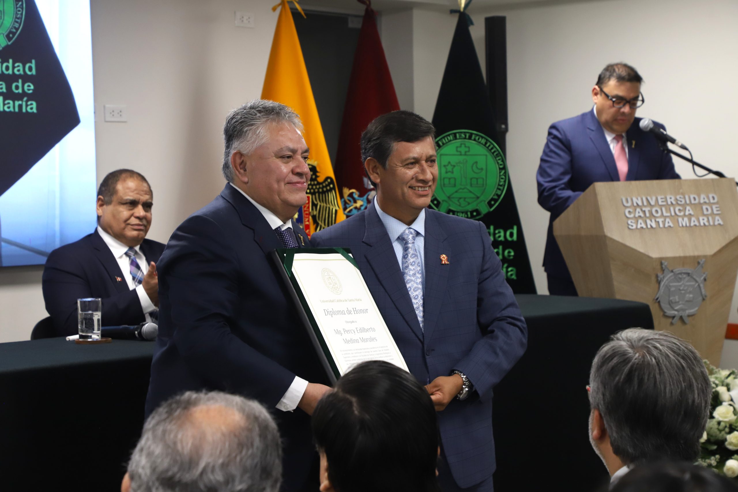 Universidad Católica de Santa María inaugura Escuela de Postgrado en Lima y reconoce trayectoria de Percy Medina Morales