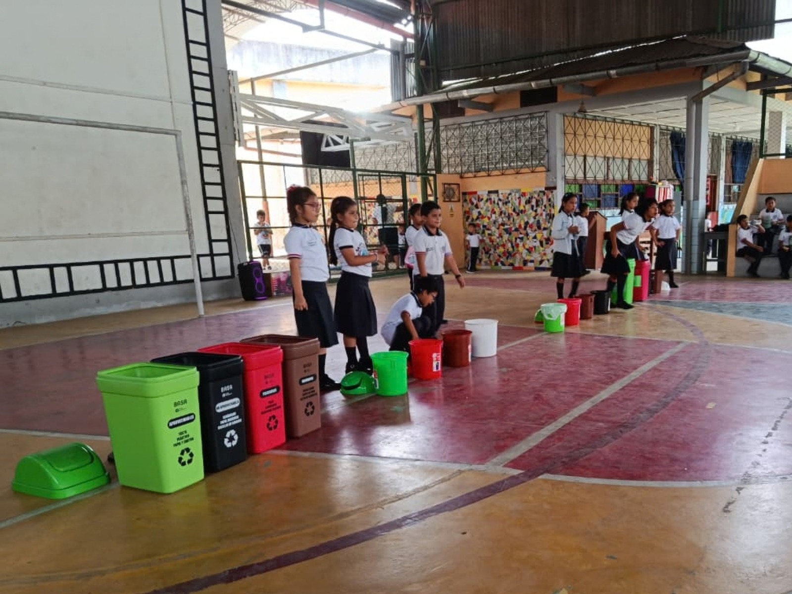 La lluvia arrastra los residuos sólidos, el IIAP enseña cómo evitarlo desde las aulas