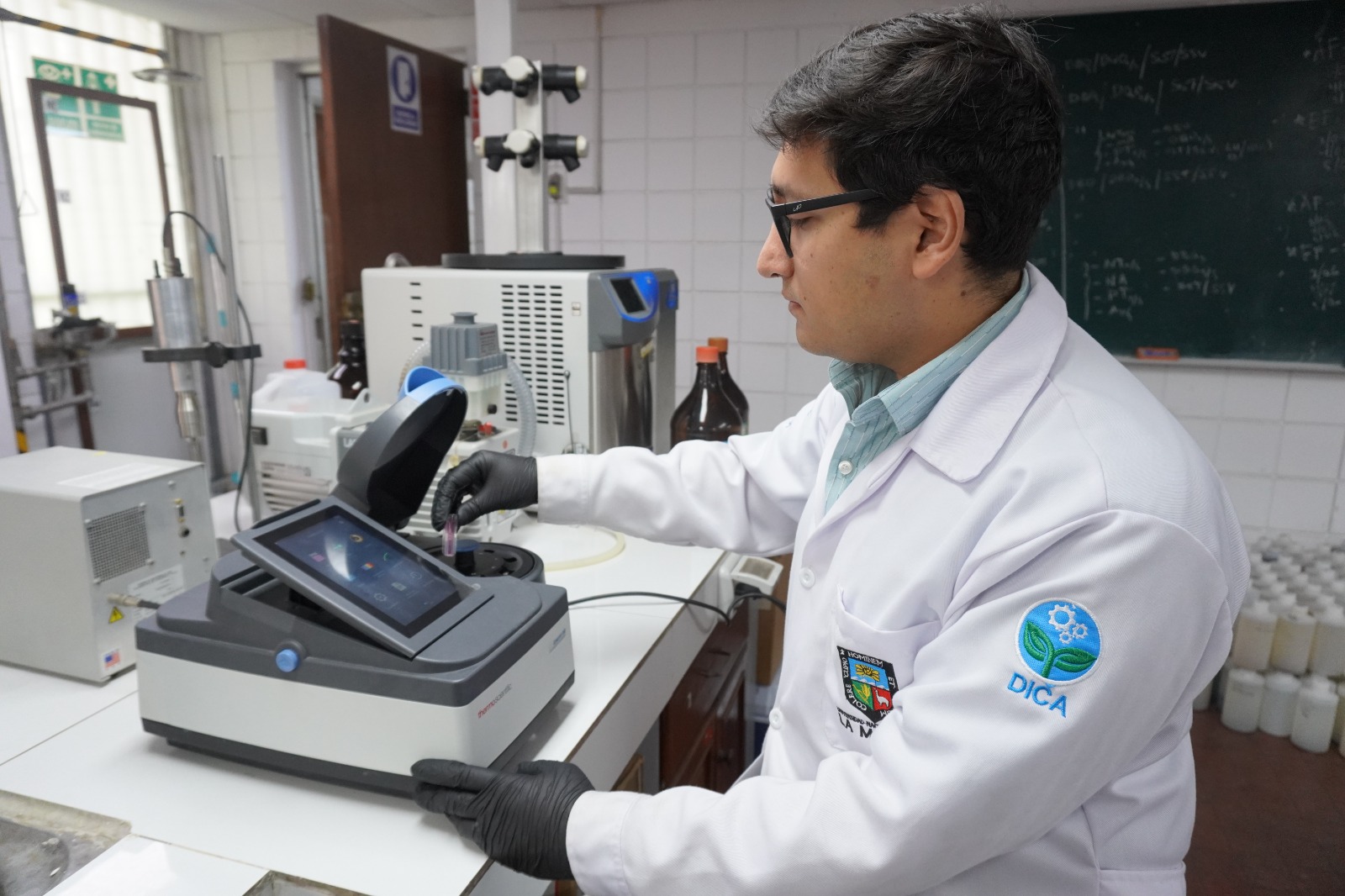 UNALM investiga los efectos de los plaguicidas malatión y alfacipermetrina sobre las lombrices de tierra